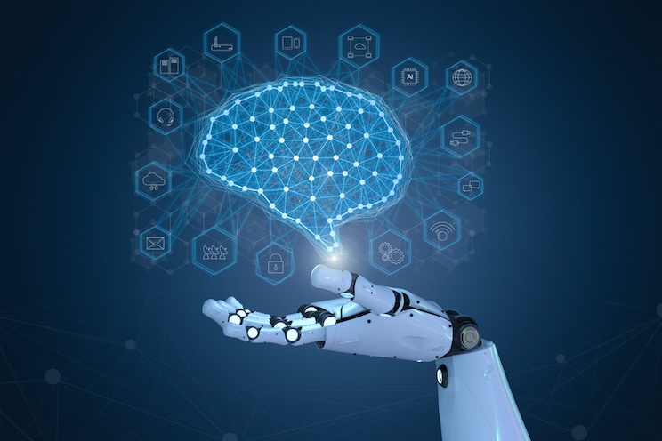 Concetto di convergenza tra automazione e intelligenza artificiale espresso da rendering 3d raffigurante una mano di robot umanoide in primo piano su sfondo blu che regge una sagoma di cervello collegato, tramite fitte linee, a una serie di icone di tecnologie che lo circondano e racchiudono.