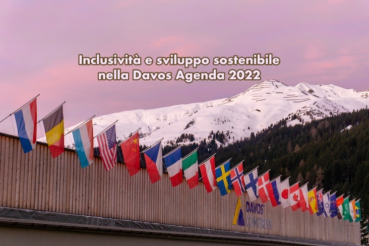 Immagine del centro congressi di Davos, in Svizzera, dove ogni anno si svolgono i lavori del World Economic Forum, e in alto la critta “Inclusività e sviluppo sostenibile nella Davos Agenda 2022”.