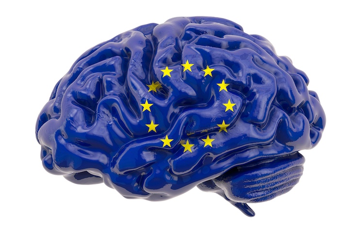 Rendering 3D di plastico di cervello umano con la bandiera europea, a evocare lo sviluppo e l’impiego delle tecniche AI nell’Unione Europea e, più in particolare, il regolamento UE sull’intelligenza artificiale.