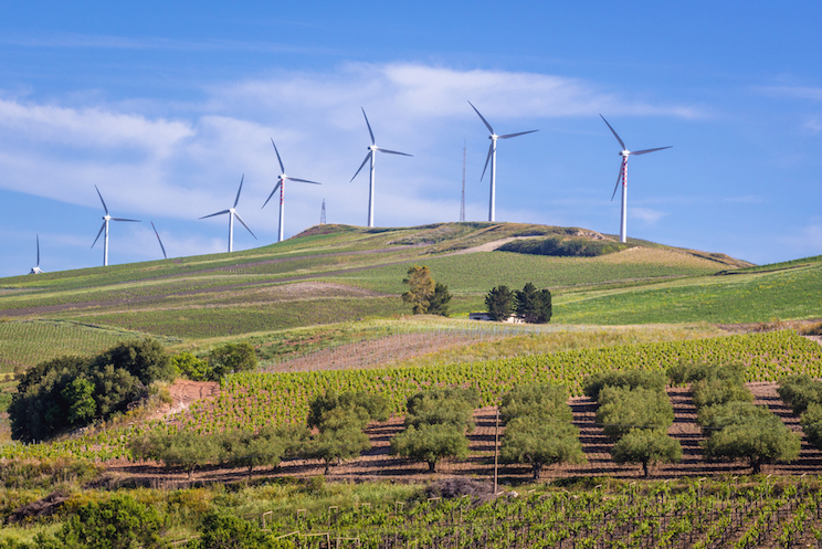 Immagine raffigurante un parco eolico sulle colline trapanesi, in Sicilia, di sfruttamento dell’energia eolica in Italia.