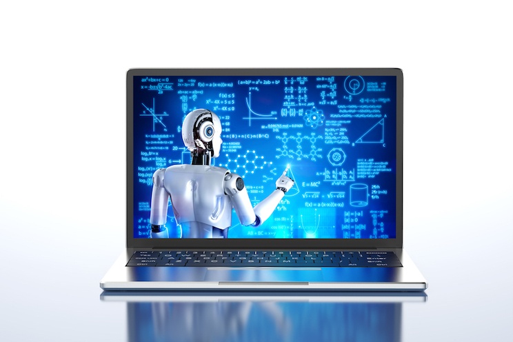 Immagine con PC portatile in primo piano, sul cui schermo compare un robot umanoide intento a illustrare sulla lavagna calcoli matematici, formule e geometrie, a evocare l’impiego delle tecniche di intelligenza artificiale nell’ambito dell’e-learning.