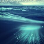 Immagine che ritrae una distesa oceanica, con un particolare sottomarino, a evocare l’impego di digital twins per l’idrologia, al fine di studiare l’ambiente marino e proteggerlo.