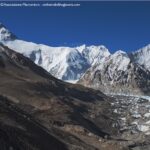 Fotografia che ritrae il settore inferiore della lingua del Ghiacciaio Rongbuk, sul Monte Everest, in Nepal, esempio di tecniche e metodi volti a documentare il cambiamento climatico in montagna. (2018, Fabiano Ventura. Credit: Associazione Macromicro).